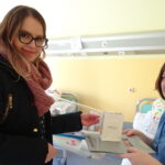 Witajcie na świecie kobiety. Wręczenie złotych serduszek / Emilia Sitarska / Radio Kielce