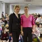 Akcja promująca czytelnictwo wśród dzieci w Bibliotece Publicznej w Samsonowie. Na zdjęciu Anna Żmudzińska - dyrektor biblioteki oraz Paulina Holtz - aktorka / Gminna Biblioteka Publiczna w Samsonowie