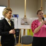 Akcja promująca czytelnictwo wśród dzieci w Bibliotece Publicznej w Samsonowie. Na zdjęciu Anna Żmudzińska - dyrektor biblioteki oraz Paulina Holtz - aktorka / Gminna Biblioteka Publiczna w Samsonowie