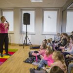 Akcja promująca czytelnictwo wśród dzieci w Bibliotece Publicznej w Samsonowie. Na zdjęciu Paulina Holtz - aktorka / Gminna Biblioteka Publiczna w Samsonowie