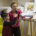 Akcja promująca czytelnictwo wśród dzieci w Bibliotece Publicznej w Samsonowie. Na zdjęciu Paulina Holtz - aktorka / Gminna Biblioteka Publiczna w Samsonowie