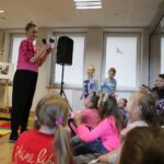 Akcja promująca czytelnictwo wśród dzieci w Bibliotece Publicznej w Samsonowie. Na zdjęciu Paulina Holtz - aktorka / Gminna Biblioteka Publiczna w Samsonowie