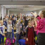 Akcja promująca czytelnictwo wśród dzieci w Bibliotece Publicznej w Samsonowie. Na zdjęciu Paulina Holtz - aktorka / Gminna Biblioteka Publiczna w Samsonowie