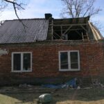 Uszkodzony dach i ściana szczytowa budynku / KP PSP w Busku-Zdroju