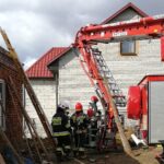 Uszkodzony dach i ściana szczytowa budynku / KP PSP w Busku-Zdroju