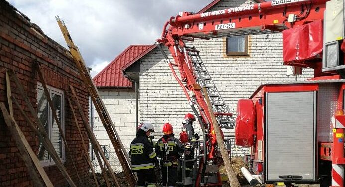 Uszkodzony dach i ściana szczytowa budynku / KP PSP w Busku-Zdroju