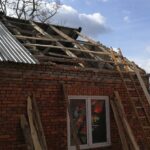 Uszkodzony dach i ściana szczytowa budynku / KP PSP w Busku-Zdroju