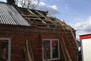 Uszkodzony dach i ściana szczytowa budynku / KP PSP w Busku-Zdroju