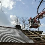 Uszkodzony dach i ściana szczytowa budynku / KP PSP w Busku-Zdroju