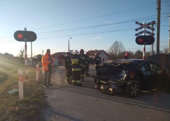 Wypadek na przejeździe kolejowym w Lesicy / KWP Kielce