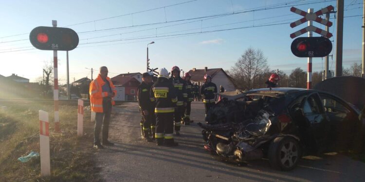 Wypadek na przejeździe kolejowym w Lesicy / KWP Kielce