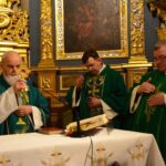 Sprowadzenie relikwii bł. ks. Jerzego Popiełuszki  do kościoła św. Pawła w Sandomierzu. Przy ołtarzu ojciec  Gabriel Bartoszewski, pierwszy z prawej ks. kanonik  Krzysztof Rusiecki proboszcz parafii św. Pawła w Sandomierzu / Grażyna Szlęzak-Wójcik / Radio Kielce