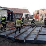 Całkowicie zniszczony dach na budynku gospodarczym / KP PSP Pińczów