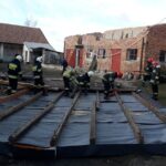 Całkowicie zniszczony dach na budynku gospodarczym / KP PSP Pińczów