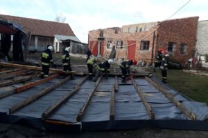 Całkowicie zniszczony dach na budynku gospodarczym / KP PSP Pińczów