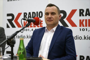 Studio Polityczne Radia Kielce. Na zdjęciu: Grzegorz Dziubek, PSL / Robert Felczak / Radio Kielce