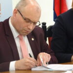 Popisanie umowy ze spółką Top Medicus, która ma zarządzać szpitalem w Opatowie / Emilia Sitarska / Radio Kielce