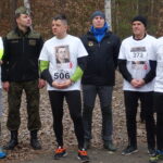 Bieg Tropem Wilczym. W koszulkach biegowych od lewej: Jarosław Rusiecki - senator PiS, płk. Artur Barański - dowódca świętokrzyskiego WOT-u, Andrzej Jabłoński - wicestarosta ostrowiecki, Marcin Krzemiński - żołnierz WOT / Emilia Sitarska / Radio Kielce