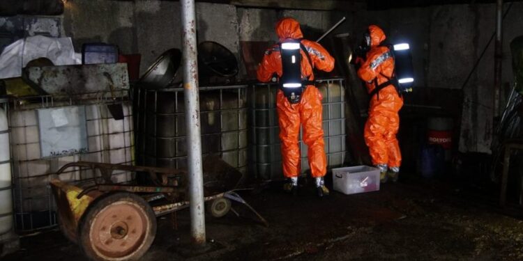 Strażacy zabezpieczają chemikalia znalezione w pojemnikach w Błaszkowie / PSP Końskie