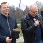Inauguracja akcji sadzenia lip w powiecie opatowskim. Od lewej: burmistrz Opatowa Grzegorz Gajewski, starosta opatowski Tomasz Staniek / Emilia Sitarska / Radio Kielce
