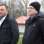 Inauguracja akcji sadzenia lip w powiecie opatowskim. Przedstawiciele Projektu Świętokrzyskie w powiecie opatowskim. Od lewej: Robert Chodorek, Dariusz Bińczak / Emilia Sitarska / Radio Kielce