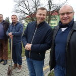 Inauguracja akcji sadzenia lip w powiecie opatowskim. Uczestnicy akcji sadzenia lip. Od prawej: starosta opatowski Tomasz Staniek, burmistrz Opatowa Grzegorz Gajewski / Emilia Sitarska / Radio Kielce