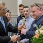 Statuetkę „Przyjaciel Zwierząt” z rąk prezesa NIK Krzysztofa Kwiatkowskiego odbiera Krzysztof Mikos, dyrektor Zakładu Poprawczego w Ostrowcu Świętokrzyskim / NIK