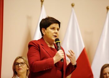 Kielce. Świętokrzyski Urząd Wojewódzki. Wicepremier Beata Szydło uczestniczy w debacie na temat rządowych programów społecznych / Jarosław Kubalski / Radio Kielce