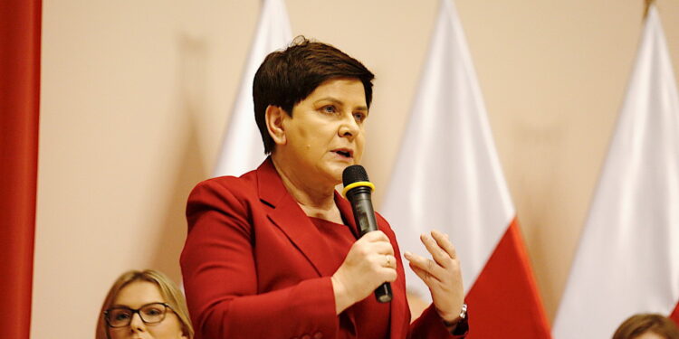 Kielce. Świętokrzyski Urząd Wojewódzki. Wicepremier Beata Szydło uczestniczy w debacie na temat rządowych programów społecznych / Jarosław Kubalski / Radio Kielce