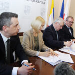 Podpisanie umowy na dofinansowanie budowy jednostek wytwarzania energii elektrycznej i cieplnej ze źródeł odnawialnych wraz z infrastrukturą do dystrybucji wytwarzanej energii w powiecie kazimierskim / Urząd Marszałkowski Województwa Świętokrzyskiego