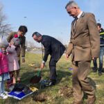 Park dębowy przy Elektrowni Połaniec. Na zdjęciu od prawej: Adam Lubera - nadleśniczy Nadleśnictwa Staszów, prezes Enea Połaniec - Lech Żak / Grażyna Szlęzak-Wójcik / Radio Kielce