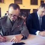 I Sandomierskie Dyktando z Jajem. Na zdjęciu (od lewej): podpułkownik Artur Gołębiowski, Wojskowy Komendant Uzupełnień w Sandomierzu i Marcin Marzec - burmistrz Sandomierza / Anna Roży / TVP3 Kielce