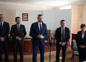 Kielce. Wielkanocne spotkanie w ratuszu. Na zdjęciu (od lewej): Arkadiusz Kubiec - wiceprezydent Kielc, Marcin Różyc - wiceprezydent Kielc, Bogdan Wenta - prezydent Kielc, Kamil Suchański - przewodniczący Rady Miasta w Kielcach i Danuta Papaj - pełnomocnik prezydenta Kielc / UM Kielce