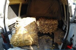 Policjanci z opatowskiej drogówki, podczas kontroli samochodu znaleźli 190 kilogramów suszu tytoniowego / świętokrzyska policja
