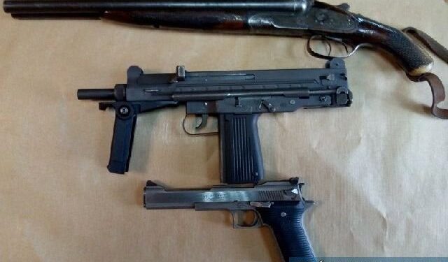 Kilka sztuk broni palnej i amunicję znalazł 65-letni kielczanin podczas wiosennego porządkowania garażu / świętokrzyska policja