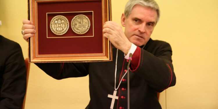 Biskup Krzysztof Nitkiewicz prezentuje nagrodę "Dobrego Drzewa" / ks. Tomasz Lis / kuria sandomierska