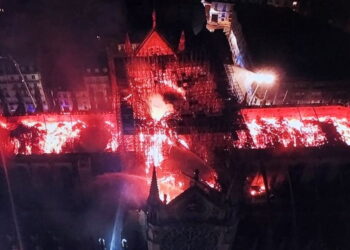 Pożar katedry Notre Dame w Paryżu / francuska straż pożarna