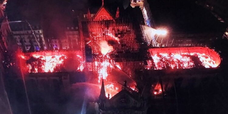 Pożar katedry Notre Dame w Paryżu / francuska straż pożarna