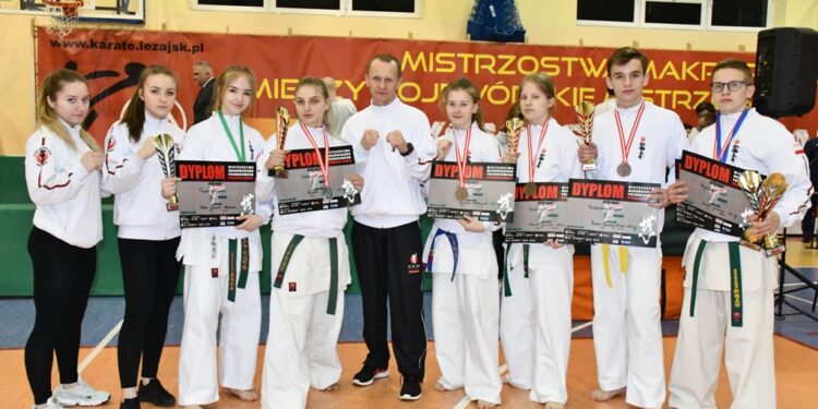 Zawodnicy z Klubu Karate Morawica i Piekoszów podczas mistrzostw Makroregionu Południowego i międzywojewódzkich mistrzostw młodzików w kyokushin karate / Artur  Wegliński / Klub Karate Morawica i Piekoszów