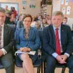 Podsumowanie trzech lat istnienia programu "Rodzina 500 +". Od lewej: Krzysztof Słoń, senator PiS, Agata Wojtyszek - wojewoda świętokrzyski, Jarosław Rusiecki - senator PiS, z tyłu Sławomir Kopacz - wójt Bielin / Iwona Murawska / Radio Kielce