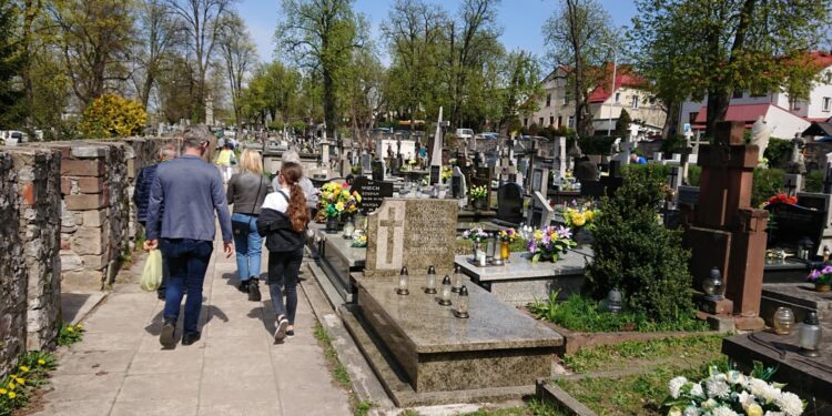 Kielce. Cmentarz przy ulicy Ściegiennego Mieszkańcy odwiedzają groby bliskich / Mateusz Kaczmarczyk / Radio Kielce