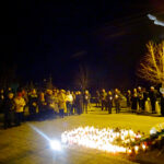 O godz. 21.37, w godzinę śmierci Jana Pawła II, mieszkańcy Jędrzejowa modlili się przy pomniku papieża znajdującym się przed klasztorem cystersów w Jędrzejowie / Ewa Pociejowska-Gawęda / Radio Kielce