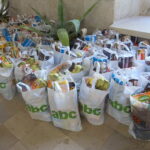 Rozdawanie paczek na Święta Wielkanocne osobom potrzebującym / Ewa Pociejowska-Gawęda / Radio Kielce