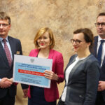 Staszów. Szpital Powiatowy w Staszowie otrzymał prawie 5 milionów złotych rządowej dotacji na modernizację oddziału intensywnej terapii. Na zdjęciu (od lewej): Paweł Wojtasik - dyrektor Szpitala Powiatowego w Staszowie, Anna Krupka - wiceminister sportu, poseł PiS, Agata Wojtyszek, wojewoda świętokrzyski, Michał Cieślak - poseł Porozumienia / Mateusz Kaczmarczyk / Radio Kielce