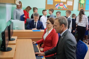 Nowoczesny sprzęt informatyczny w szkole w Górkach Szczukowskich / Mateusz Kaczmarczyk / Radio Kielce