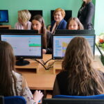 Nowoczesny sprzęt informatyczny w szkole w Górkach Szczukowskich / Mateusz Kaczmarczyk / Radio Kielce