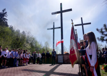 Huta Szklana. Uroczystości upamiętniające 79. rocznicę mordu na polskich oficerach / Mateusz Kaczmarczyk / Radio Kielce