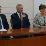 Na zdjęciu od lewej: Marcin Różycki – wiceprezydent Kielc, Kazimierz Mądzik – świętokrzyski kurator oświaty, Danuta Papaj – pełnomocnik prezydenta Kielc / Wiktor Dziarmaga / Radio Kielce