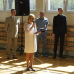 Zakończenie roku szkolnego w IV Liceum Ogólnokształcącym w Kielcach. Na zdjęciu przemawia Edyta Lato - dyrektor IV Liceum Ogólnokształcącego w Kielcach / Piotr Kwaśniewski / Radio Kielce