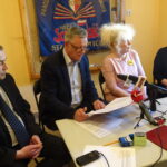 Podpisanie porozumienia między ZNP i NSZZ Solidarność w sprawie wspólnego przystąpienia do strajku. Od lewej: Robert Słoka - wiceszef komisji zakładowej NSZZ Solidarność, Paweł Rdzanek - przewodniczący NSZZ Solidarność pracowników oświaty w powiecie starachowickim i Mariola Gałka - przewodnicząca ZNP w powiecie starachowickim i Maria Dróżdż wiceprezes ZNP w powiecie starachowickim / Anna Głąb / Radio Kielce